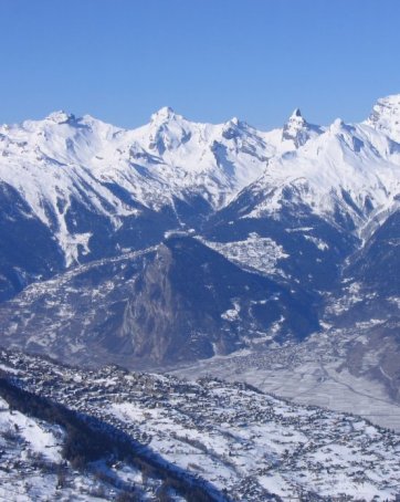 A tranquil setting in Nendaz with beautiful views across the Rhone Valley